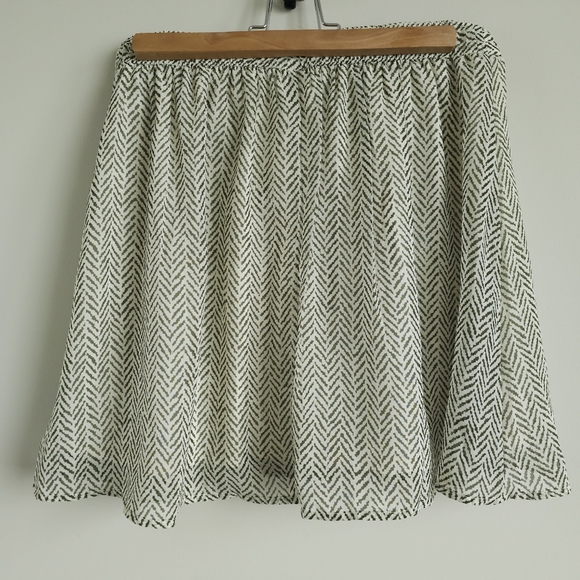 Old Navy Green and White Pattern Skirt size small - Picture 2 of 3